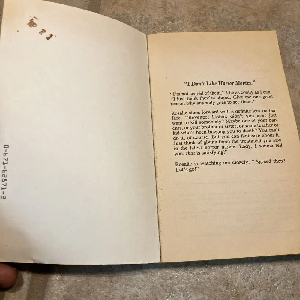 MARLEEN THE HORROR QUEEN Paperback Book LILA PERL 1987‎ Young Adult